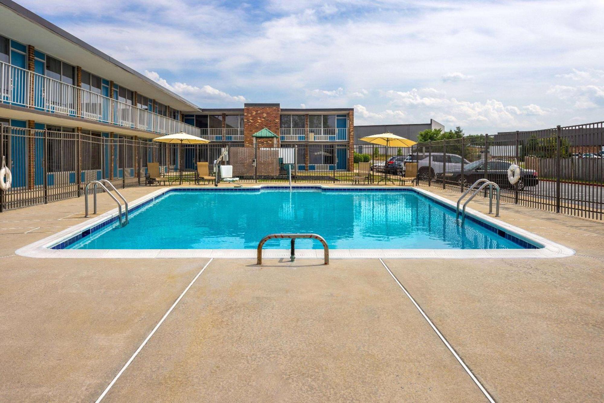 Days Inn Of Frederick By Wyndham מראה חיצוני תמונה